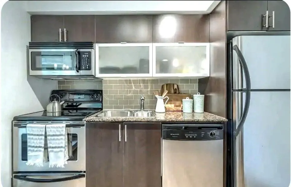 Posh Downtown Spacious Lakeview 2 Beds Exclusive Condo Gym Pool Free Parking 0*, トロント