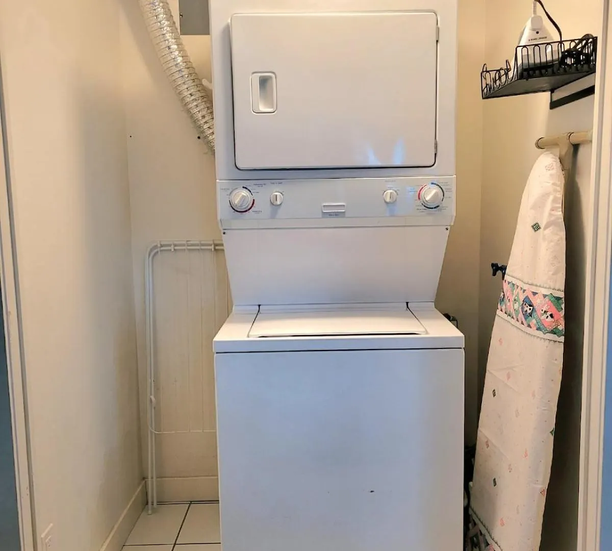 Posh Downtown Spacious Lakeview 2 Beds Exclusive Condo Gym Pool Free Parking 0*, トロント