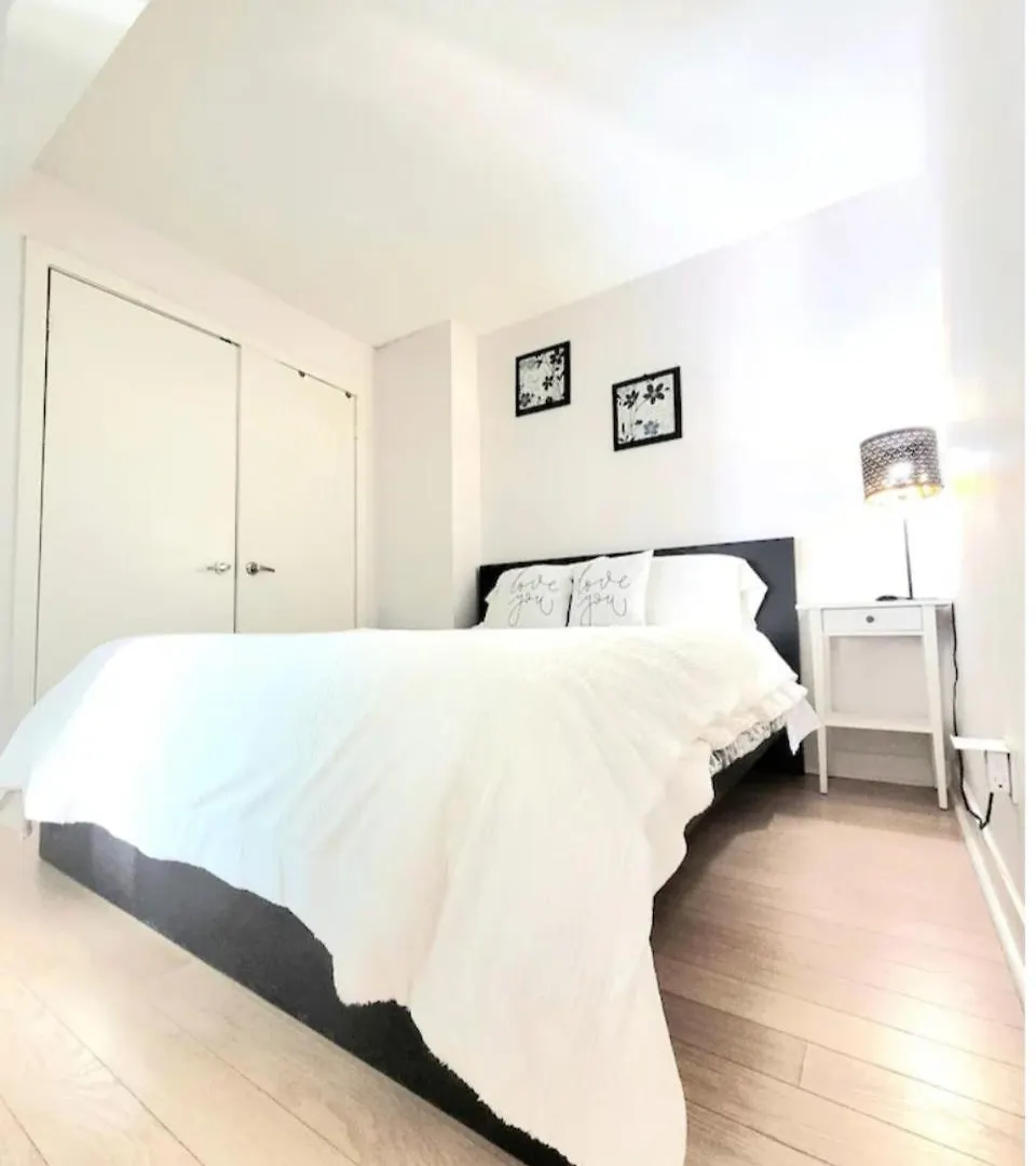 アパート Posh Downtown Spacious Lakeview 2 Beds Exclusive Condo Gym Pool Free Parking カナダ